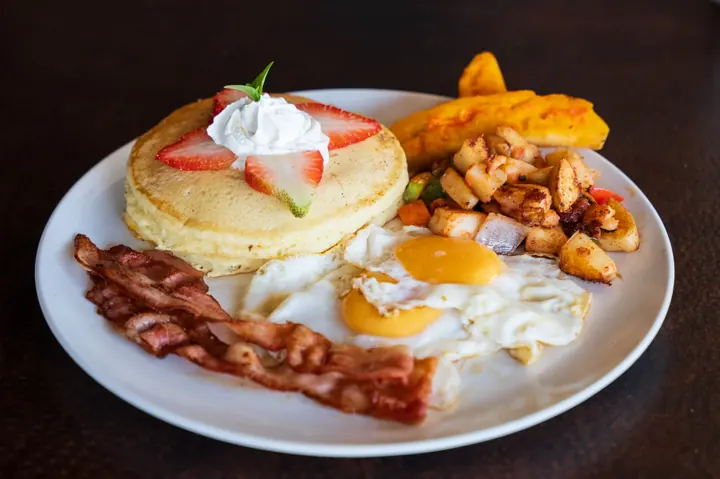 Desayuno servido en Makabros